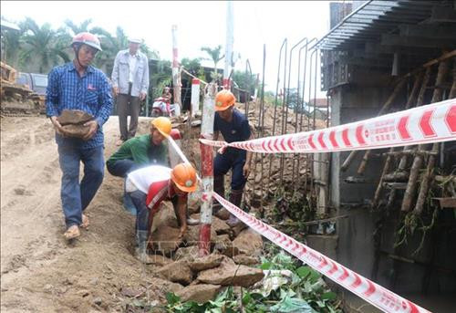 Gia cố đường tránh bị sạt lở sau bão ở Phú Yên. Ảnh: Phạm Cường-TTXVN Gia cố đường tránh bị sạt lở sau bão ở Phú Yên. Ảnh: Phạm Cường-TTXVN