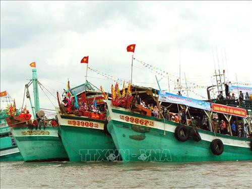 Tàu đánh cá tại cửa biển thị trấn Sông Đốc, huyện Trần Văn Thời, tỉnh Cà Mau. Ảnh: TTXVN phát