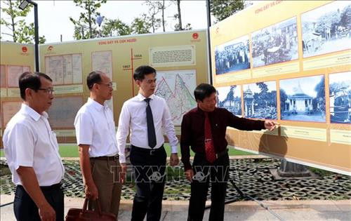 Đại biểu tham quan triển lãm. Ảnh: Trung Hiếu-TTXVN Đại biểu tham quan triển lãm. Ảnh: Trung Hiếu-TTXVN