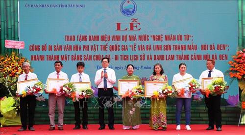 Bí thư Tỉnh ủy Tây Ninh Phạm Viết Thanh trao tặng danh hiệu "Nghệ nhân ưu tú" của Chủ tịch nước cho các nghệ nhân. Ảnh: Lê Đức Hoảnh - TTXVN Bí thư Tỉnh ủy Tây Ninh Phạm Viết Thanh trao tặng danh hiệu "Nghệ nhân ưu tú" của Chủ tịch nước cho các nghệ nhân. Ảnh: Lê Đức Hoảnh - TTXVN