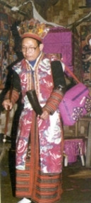 Cấp sắc là nghi lễ truyền thống của những người đàn ông Dao đến tuổi trưởng thành. Trong ảnh thầy cúng đang làm lễ cấp sắc.