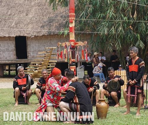 Thầy cúng đeo vòng cầu sức khỏe, bình an cho chủ nhà. Ảnh: H. Hải