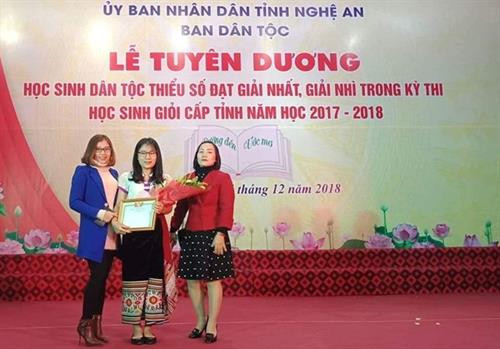 Em Lương Thị Phương Thảo (áo trắng ở giữa) trong Lễ Tuyên dương học sinh DTTS có thành tích học tập xuất sắc tại tỉnh Nghệ An Em Lương Thị Phương Thảo (áo trắng ở giữa) trong Lễ Tuyên dương học sinh DTTS có thành tích học tập xuất sắc tại tỉnh Nghệ An