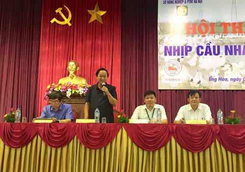 Các chuyên gia đang giải đáp các thắc mắc cho bà con nông dân. Ảnh: Phan Đức Các chuyên gia đang giải đáp các thắc mắc cho bà con nông dân. Ảnh: Phan Đức