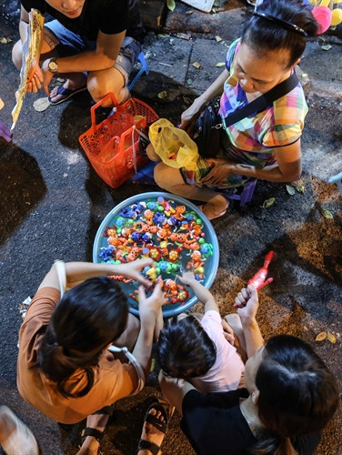 Nhiều loại đồ chơi nhỏ gọn, màu sắc sặc sỡ, đèn điện nhấp nháy thu hút không ít trẻ em và phụ huynh tìm mua