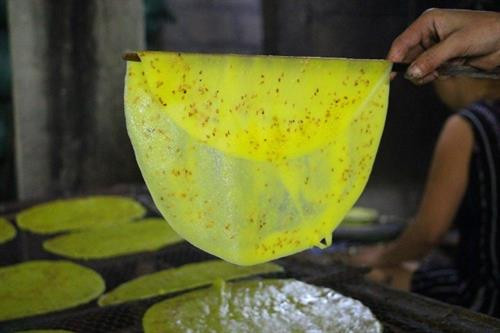 Bột gạo, bột lọc và mè đen làm bánh là hỗn hợp nguyên liệu chính Bột gạo, bột lọc và mè đen làm bánh là hỗn hợp nguyên liệu chính