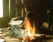 Ở các xóm Dao thường có thợ rèn sửa chữa công cụ. Lò rèn chỉ có kìm, de, búa và ống bễ. ống bễ là một khúc gỗ khoét rỗng (1m x 0,30 - 0,40m), nằm ngang để quạt gió. Người khách thường giúp thợ rèn kéo bễ.