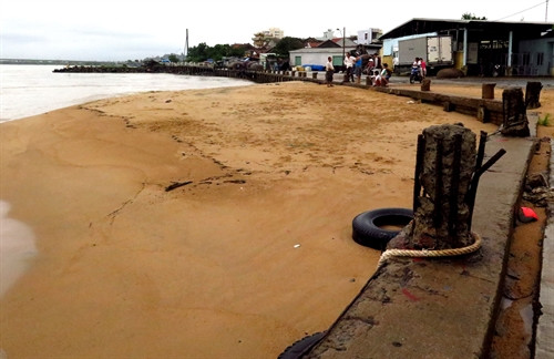 Hàng ngàn mét khối cát biển bồi lấp khu vực neo đậu tàu thuyền cảng cá Phường 6. Ảnh: Thế Lập - TTXVN Hàng ngàn mét khối cát biển bồi lấp khu vực neo đậu tàu thuyền cảng cá Phường 6. Ảnh: Thế Lập - TTXVN