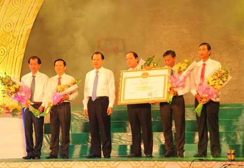 Phó Thủ tướng Vũ Văn Ninh trao quyết định của Thủ tướng Chính phủ cho thị xã Ngã Bảy - đơn vị cấp huyện đầu tiên của vùng Đồng bằng sông Cửu Long đạt chuẩn nông thôn mới