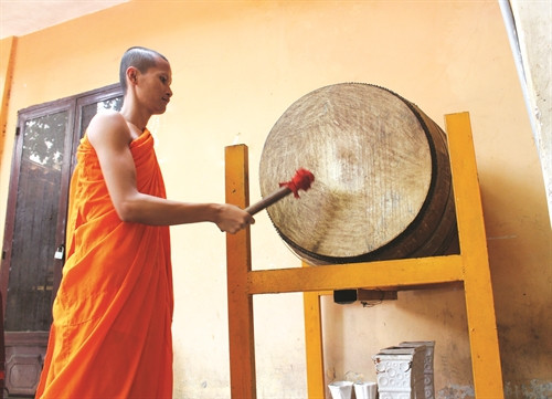 Trong 3 tháng Nhập hạ, các chùa Khmer có tập tục đánh trống nhắc nhở bà con biết thời gian ra đồng, lên nương rẫy…, đồng thời giúp sư sãi biết thời gian học đạo, tụng kinh