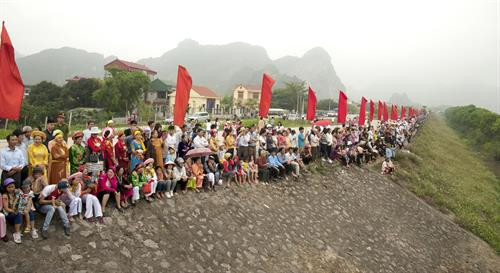 Đông đảo du khách trong và ngoài nước về lễ hội Hoa Lư để chiêm ngưỡng nghi thức tâm linh quan trọng có lịch sử lâu đời của người dân Cố đô Hoa Lư. Ảnh: Minh Đức - TTXVN Nghi lễ rước nước được thực hiện từ đền thờ Vua Đinh Tiên Hoàng đến bến sông Hoàng Long và ngược lại. Ảnh: Minh Đức - TTXVN Đông đảo du khách trong và ngoài nước về lễ hội Hoa Lư để chiêm ngưỡng nghi thức tâm linh quan trọng có lịch sử lâu đời của người dân Cố đô Hoa Lư. Ảnh: Minh Đức - TTXVN Nghi lễ rước nước được thực hiện từ đền thờ Vua Đinh Tiên Hoàng đến bến sông Hoàng Long và ngược lại. Ảnh: Minh Đức - TTXVN