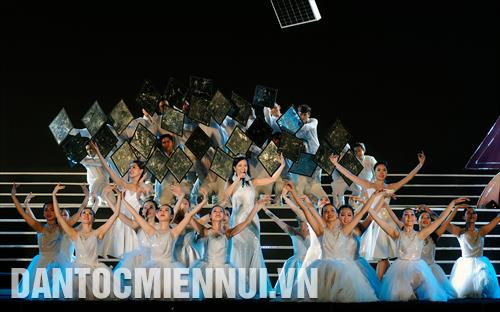 Tiết mục văn nghệ đặc sắc tại buổi lễ khai mạc do ca sĩ Hồng Nhung và tốp múa thể hiện