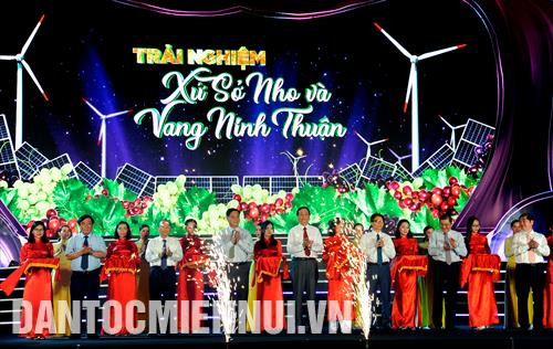 Phó Thủ tướng Vũ Đức Đam và lãnh đạo tỉnh Ninh Thuận cắt băng khai mạc Lễ hội nho và vang Ninh Thuận 2019