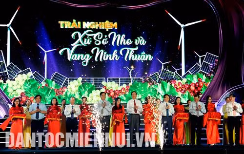 Phó Thủ tướng Vũ Đức Đam và lãnh đạo tỉnh Ninh Thuận cắt băng khai mạc Lễ hội nho và vang Ninh Thuận 2019