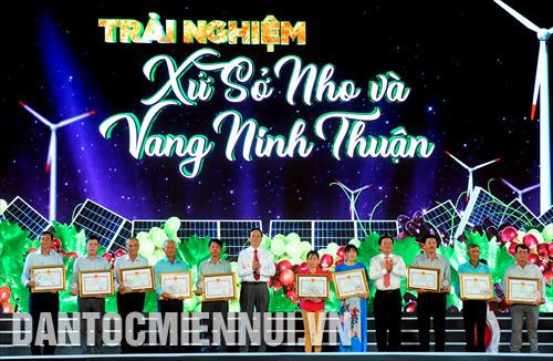 UBND tỉnh Ninh Thuận trao tặng bằng khen cho những nhà vườn, chủ cơ sở sản xuất, kinh doanh, chế biến sản phẩm nho tiêu biểu, có nhiều đóng góp tích cực cho việc phát triển thương hiệu nho Ninh Thuận