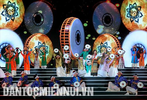 Tiết mục ca múa Chăm truyền thống được trình diễn tại Lễ khai mạc