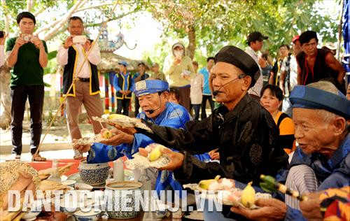 Các thầy cúng thực hiện nghi thức tống tiễn vong linh ngưới quá cố về với tổ tiên Các thầy cúng thực hiện nghi thức tống tiễn vong linh ngưới quá cố về với tổ tiên
