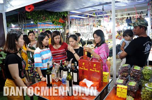 Du khách thưởng thức sản phẩm vang được làm từ nho Ninh Thuận