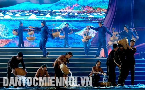 Hoạt cảnh tái hiện lại nghề làm muối của người dân Ninh Thuận tại lễ khai mạc