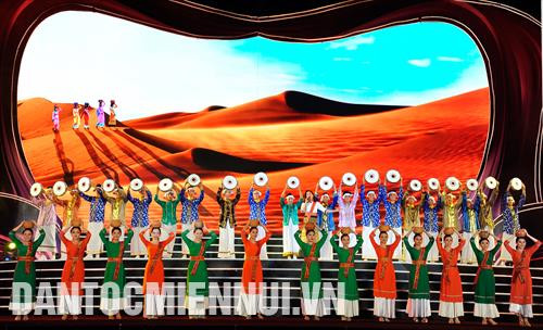 Tiết mục ca múa Chăm truyền thống được trình diễn tại Lễ khai mạc