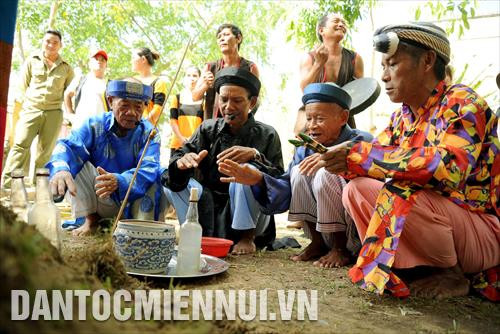 Thầy cúng và gia chủ thực hiện nghi thức đưa Kago về nhà mồ và rước linh hồn người quá cố về cúng Padhi (đám lớn) Thầy cúng và gia chủ thực hiện nghi thức đưa Kago về nhà mồ và rước linh hồn người quá cố về cúng Padhi (đám lớn)