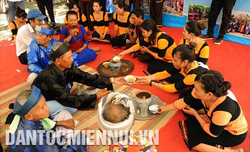 Kết thúc buổi lễ, người thân trong gia đình ngồi lại mời rượu cảm ơn các thầy cúng Kết thúc buổi lễ, người thân trong gia đình ngồi lại mời rượu cảm ơn các thầy cúng