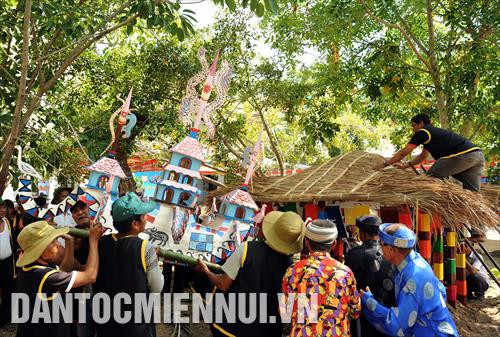 Người dân trong làng đưa Kago về nhà mồ Người dân trong làng đưa Kago về nhà mồ