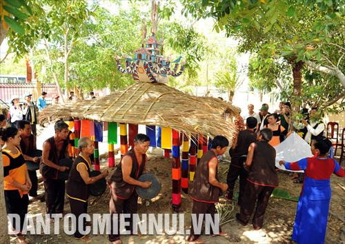 Lễ bỏ mả của đồng bào dân tộc Raglai được diễn ra trong ba ngày Lễ bỏ mả của đồng bào dân tộc Raglai được diễn ra trong ba ngày