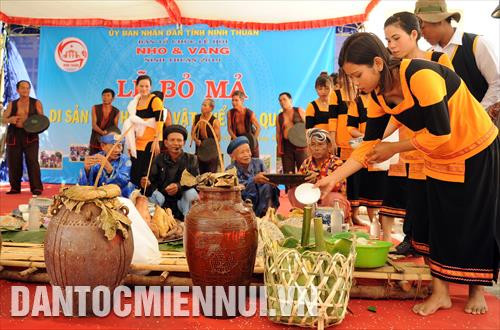 Lễ cúng Padhi tống tiễn vong linh người quá cố về với tổ tiên, từng người đem gạo, rượu trắng cho vào Bai mak pariak (giỏ mã) cùng những lời khấn cầu chúc cho linh hồn atuw lên đường bình an Lễ cúng Padhi tống tiễn vong linh người quá cố về với tổ tiên, từng người đem gạo, rượu trắng cho vào Bai mak pariak (giỏ mã) cùng những lời khấn cầu chúc cho linh hồn atuw lên đường bình an