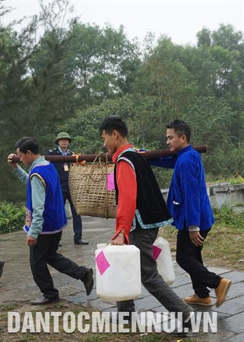 Nhà trai mang sính lễ sang dạm hỏi nhà gái. Ảnh: Nam Sương