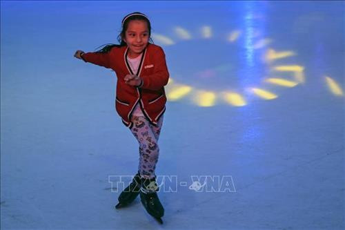 1 em nhỏ trượt băng trên sân băng nhân tạo Zocalo tại Mexico City, Mexico, ngày 17/12/2019. Ảnh: AFP/ TTXVN 1 em nhỏ trượt băng trên sân băng nhân tạo Zocalo tại Mexico City, Mexico, ngày 17/12/2019. Ảnh: AFP/ TTXVN