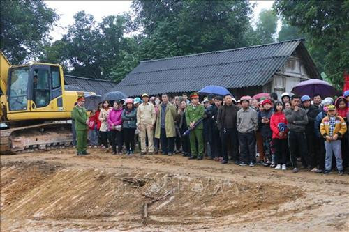 Người dân huyện Trấn Yên (Yên Bái) phấn khởi với cây cầu đầu tiên trên địa bàn huyện bắc qua sông Hồng. Ảnh: Đức Tưởng - TTXVN Người dân huyện Trấn Yên (Yên Bái) phấn khởi với cây cầu đầu tiên trên địa bàn huyện bắc qua sông Hồng. Ảnh: Đức Tưởng - TTXVN