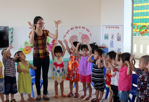 Dù đang phải chống chọi với bệnh tật nhưng cô giáo Hoàng Thị Lan vẫn luôn tươi cười với các em học sinh Dù đang phải chống chọi với bệnh tật nhưng cô giáo Hoàng Thị Lan vẫn luôn tươi cười với các em học sinh