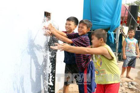Đưa nước sạch về cho người dân. Đưa nước sạch về cho người dân.