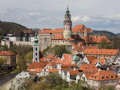 Địa điểm đứng đầu danh sách những ngôi làng, trấn cố là di sản UNESCO sở hữu kiến trúc truyền thống đặc sắc là làng Český Krumlov. Theo UNESCO, Český Krumlov – nằm dọc bên bờ sông Vitava ( CH Séc) – là một trong những ngôi làng trung cổ được bảo tồn tốt nhất ở Đông Âu. Làng cổ Shirakawa-go (tỉnh Gifu, Nhật Bản) nổi tiếng với hơn 30 mái nhà có hình dáng như hai bàn tay úp lại vào nhau lúc đang cầu nguyện Thành cổ Lệ Giang (tỉnh Vân Nam, Trung Quốc) được thành lập từ thế kỉ 13 cho đến nay vẫn lưu giữ gần như nguyên vẹn cấu trúc đô thị cổ Thị trấn mỏ lâu đời nhất ở Slovakia, Banská Štiavnica. Làng Holašovice, nằm ở tỉnh Nam Holašovice (CH Séc), lưu giữ những tòa nhà có từ hồi thế kỉ 18 và 19 cũng như 23 trang trại cổ xưa. Vlkolínec là một khu phố đẹp của thành phố Ruzomberok (Slovakia). Về lịch sử, địa danh được UNESCO công nhận di sản thế giới vốn là một ngôi làng riêng. Nơi đây, có các ngôi nhà mang đậm kiến trúc nông thôn vùng phía bắc dãy núi Karpat. UNESCO mô tả ngôi làng Hollokö là một “địa điểm điển hình về lối sống nông thôn trước cuộc cách mạng công nghiệp thế kỉ 20” nhờ một loạt các vườn cây trái, vườn nho, đồng cỏ và các di tích lâu đài thời trung cổ có từ năm 1310. Thị trấn Bardejov (nằm ở thượng nguồn sông Topl của Slovakia) là một hình mẫu tiêu biểu cho các thị trấn giao thương truyền thống ở Trung Âu thời trung cổ. Theo UNESCO, làng Zili (thị trấn Đường Khẩu, thành phố Khai Bình, tỉnh Quảng Đông, Trung Quốc) sở hữu những ngôi nhà mang đậm phong cách kiến trúc của La Mã, Hồi giáo, Ba rốc. Đặc biệt, phía bên ngoài, các tòa nhà này đều mang hơi hướng phong cách phương Tây nhưng nội thất bên trong đều theo phong cách truyền thống của Trung Quốc. Thị trấn cổ Tallinn ở Estonia chứa đựng những dấu tích cổ xưa nhất trong phong cách kiến trúc châu Âu như những bức thành cổ, lối đi lát đá, nhà thờ, ngọn tháp. Ngôi làng Xidi nằm ở Quận Yi, vùng Quý Châu, tỉnh An Huy, Trung Quốc còn lưu giữ những ngôi nhà dân làm bằng gỗ từ thời nhà Minh, nhà Thanh. Làng Hongcun cũng nằm ở Quận Yi của tỉnh An Huy được bao quanh bởi những ngọn đồi và các dòng suối trong veo chảy vắt ngang ngôi làng. Làng Hahoe, tỉnh Gyeongsangbuk-do của Hàn Quốc là khu vực bảo tồn những công trình kiến trúc có từ thời Joseon. Làng Yangdong (Gyeongju , Hàn Quốc) có tới hơn 150 ngôi nhà có mái lát gạch được xây dựng trên khắp các khu rừng xung quanh.