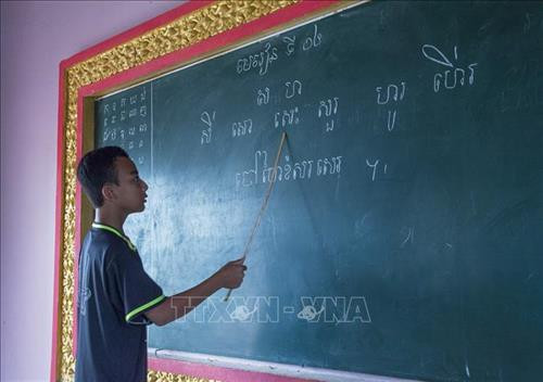 Học đánh vần tiếng Khmer. Ảnh: Hồng Đạt - TTXVN Học đánh vần tiếng Khmer. Ảnh: Hồng Đạt - TTXVN