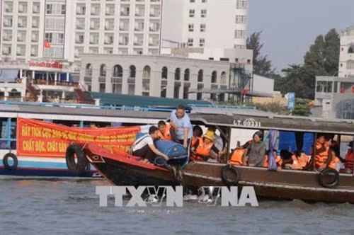 Sáng 1/4/2018, tại bến Ninh Kiều, thành phố Cần Thơ, Sở Nông nghiệp và Phát triển nông thôn thành phố phối hợp với Giáo hội Phật giáo Việt Nam thành phố Cần Thơ tổ chức thả trên 3 tấn cá giống các loại về thiên nhiên để tái tạo nguồn lợi thủy sản. Ảnh: Ngọc Thiện-TTXVN Sáng 1/4/2018, tại bến Ninh Kiều, thành phố Cần Thơ, Sở Nông nghiệp và Phát triển nông thôn thành phố phối hợp với Giáo hội Phật giáo Việt Nam thành phố Cần Thơ tổ chức thả trên 3 tấn cá giống các loại về thiên nhiên để tái tạo nguồn lợi thủy sản. Ảnh: Ngọc Thiện-TTXVN