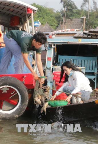Sáng 1/4/2018, tại bến Ninh Kiều, thành phố Cần Thơ, Sở Nông nghiệp và Phát triển nông thôn thành phố phối hợp với Giáo hội Phật giáo Việt Nam thành phố Cần Thơ tổ chức thả trên 3 tấn cá giống các loại về thiên nhiên để tái tạo nguồn lợi thủy sản. Ảnh: Ngọc Thiện-TTXVN Sáng 1/4/2018, tại bến Ninh Kiều, thành phố Cần Thơ, Sở Nông nghiệp và Phát triển nông thôn thành phố phối hợp với Giáo hội Phật giáo Việt Nam thành phố Cần Thơ tổ chức thả trên 3 tấn cá giống các loại về thiên nhiên để tái tạo nguồn lợi thủy sản. Ảnh: Ngọc Thiện-TTXVN