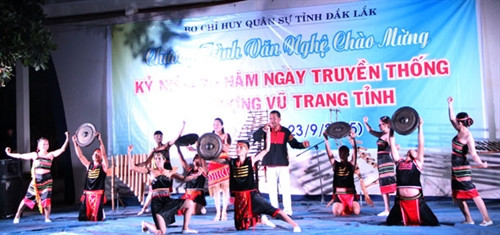 Cán bộ chiến sĩ Đội tuyên truyền biểu diễn văn nghệ, phục vụ bà con xã Cư Đrăm.