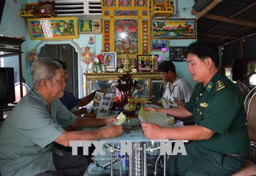 Bộ đội biên phòng Đồng Tháp tổ chức tuyên truyền tập trung cho người dân vùng biên. Ảnh: Chương Đài - TTXVN Bộ đội biên phòng Đồng Tháp tổ chức tuyên truyền tập trung cho người dân vùng biên. Ảnh: Chương Đài - TTXVN
