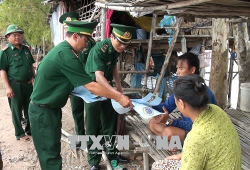 Bộ đội biên phòng Đồng Tháp tổ chức phát tờ rơi tuyên truyền về biển, đảo quê hương đến tận tay người dân vùng biên. Ảnh: Chương Đài - TTXVN Bộ đội biên phòng Đồng Tháp tổ chức phát tờ rơi tuyên truyền về biển, đảo quê hương đến tận tay người dân vùng biên. Ảnh: Chương Đài - TTXVN