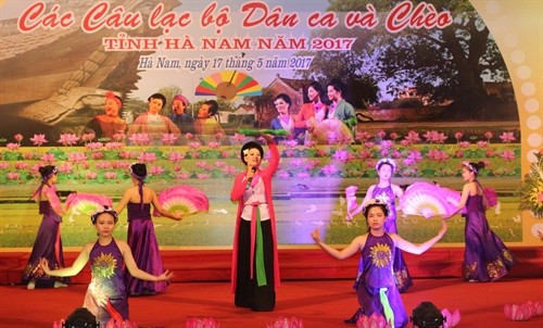 Ban tổ chức trao cờ lưu niệm cho các đội tham gia Liên hoan. Trích đoạn chèo Cu Sứt của câu lạc bộ thành phố Phủ Lý tham gia Liên hoan. Một tiết mục Hát Văn tham gia liên hoan. Tiết mục hát giao duyên tham dự Liên hoan. Trích đoạn chèo Cu Sứt của câu lạc bộ thành phố Phủ Lý tham gia Liên hoan. Ban tổ chức trao cờ lưu niệm cho các đội tham gia Liên hoan. Trích đoạn chèo Cu Sứt của câu lạc bộ thành phố Phủ Lý tham gia Liên hoan. Một tiết mục Hát Văn tham gia liên hoan. Tiết mục hát giao duyên tham dự Liên hoan. Trích đoạn chèo Cu Sứt của câu lạc bộ thành phố Phủ Lý tham gia Liên hoan.