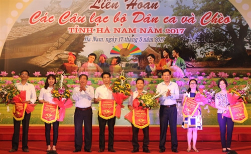 Ban tổ chức trao cờ lưu niệm cho các đội tham gia Liên hoan. Trích đoạn chèo Cu Sứt của câu lạc bộ thành phố Phủ Lý tham gia Liên hoan. Một tiết mục Hát Văn tham gia liên hoan. Tiết mục hát giao duyên tham dự Liên hoan. Trích đoạn chèo Cu Sứt của câu lạc bộ thành phố Phủ Lý tham gia Liên hoan. Ban tổ chức trao cờ lưu niệm cho các đội tham gia Liên hoan. Trích đoạn chèo Cu Sứt của câu lạc bộ thành phố Phủ Lý tham gia Liên hoan. Một tiết mục Hát Văn tham gia liên hoan. Tiết mục hát giao duyên tham dự Liên hoan. Trích đoạn chèo Cu Sứt của câu lạc bộ thành phố Phủ Lý tham gia Liên hoan.