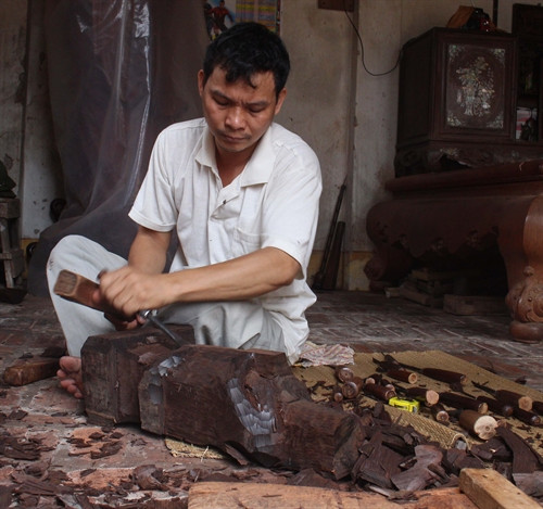 Công đoạn chạm thô. Ảnh: Thanh Thương - TTXVN