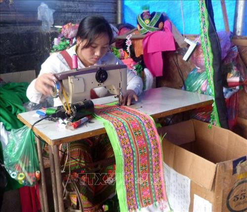 Chị Tráng Thúy Màu, thôn Mỹ Hoa, xã Mỹ Bằng, huyện Yên Sơn (Tuyên Quang) may trang phục truyền thống của người Mông để bán cho người dân. Ảnh: Quang Đán/TTXVN Chị Tráng Thúy Màu, thôn Mỹ Hoa, xã Mỹ Bằng, huyện Yên Sơn (Tuyên Quang) may trang phục truyền thống của người Mông để bán cho người dân. Ảnh: Quang Đán/TTXVN