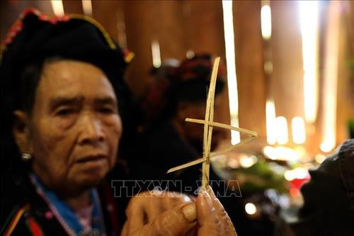 “Peng chẹp kha” là đồ vật hình chữ A được đan từ lạt, để đại diện cho chủ hộ trong dòng họ về dự lễ. Ảnh: Phan Tuấn Anh - TTXVN