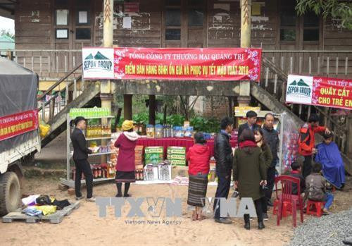 Điểm bán hàng bình ổn giá xã A Xing, huyện Hướng Hóa. Ảnh: Nguyên Lý - TTXVN. Điểm bán hàng bình ổn giá xã A Xing, huyện Hướng Hóa. Ảnh: Nguyên Lý - TTXVN.