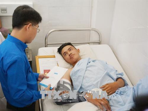 Đồng chí Phạm Hồng Sơn, Ủy viên Ban thường vụ Trung ương Đoàn, Bí thư Thành đoàn Thành phố Hồ Chí Minh trao huy hiệu “Tuổi trẻ dũng cảm” cho “hiệp sỹ” Đinh Phú Quý. Ảnh: Đinh Hằng – TTXVN Đồng chí Phạm Hồng Sơn, Ủy viên Ban thường vụ Trung ương Đoàn, Bí thư Thành đoàn Thành phố Hồ Chí Minh trao huy hiệu “Tuổi trẻ dũng cảm” cho “hiệp sỹ” Đinh Phú Quý. Ảnh: Đinh Hằng – TTXVN