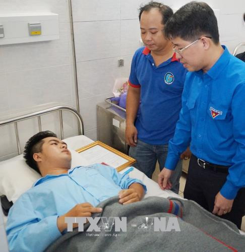 Đồng chí Phạm Hồng Sơn, Ủy viên Ban thường vụ Trung ương Đoàn, Bí thư Thành đoàn Thành phố Hồ Chí Minh trao huy hiệu “Tuổi trẻ dũng cảm” cho “hiệp sỹ” Nguyễn Đức Huy. Ảnh: Đinh Hằng – TTXVN Đồng chí Phạm Hồng Sơn, Ủy viên Ban thường vụ Trung ương Đoàn, Bí thư Thành đoàn Thành phố Hồ Chí Minh trao huy hiệu “Tuổi trẻ dũng cảm” cho “hiệp sỹ” Nguyễn Đức Huy. Ảnh: Đinh Hằng – TTXVN