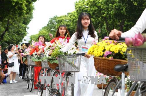 Trình diễn lễ hội hoa của huyện Mê Linh. Ảnh: Thành Đạt – TTXVN